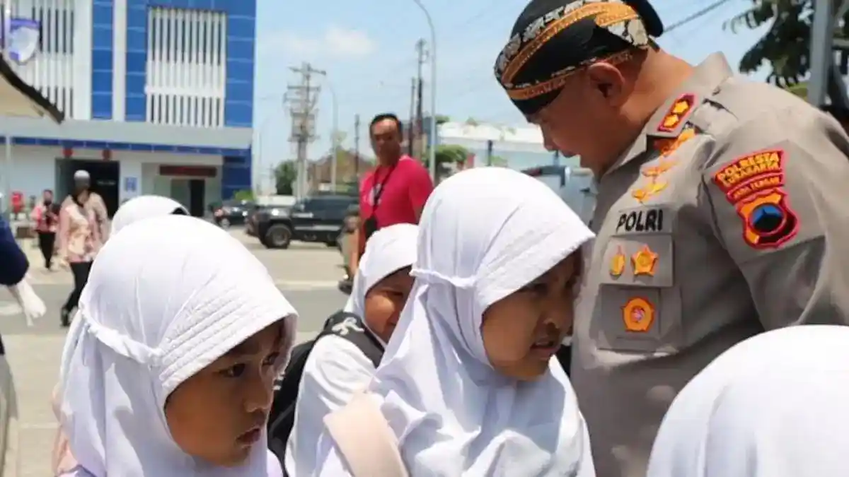 Mbah Con Dekati Anak-anak Solo dengan Canda dan Pesan Positif