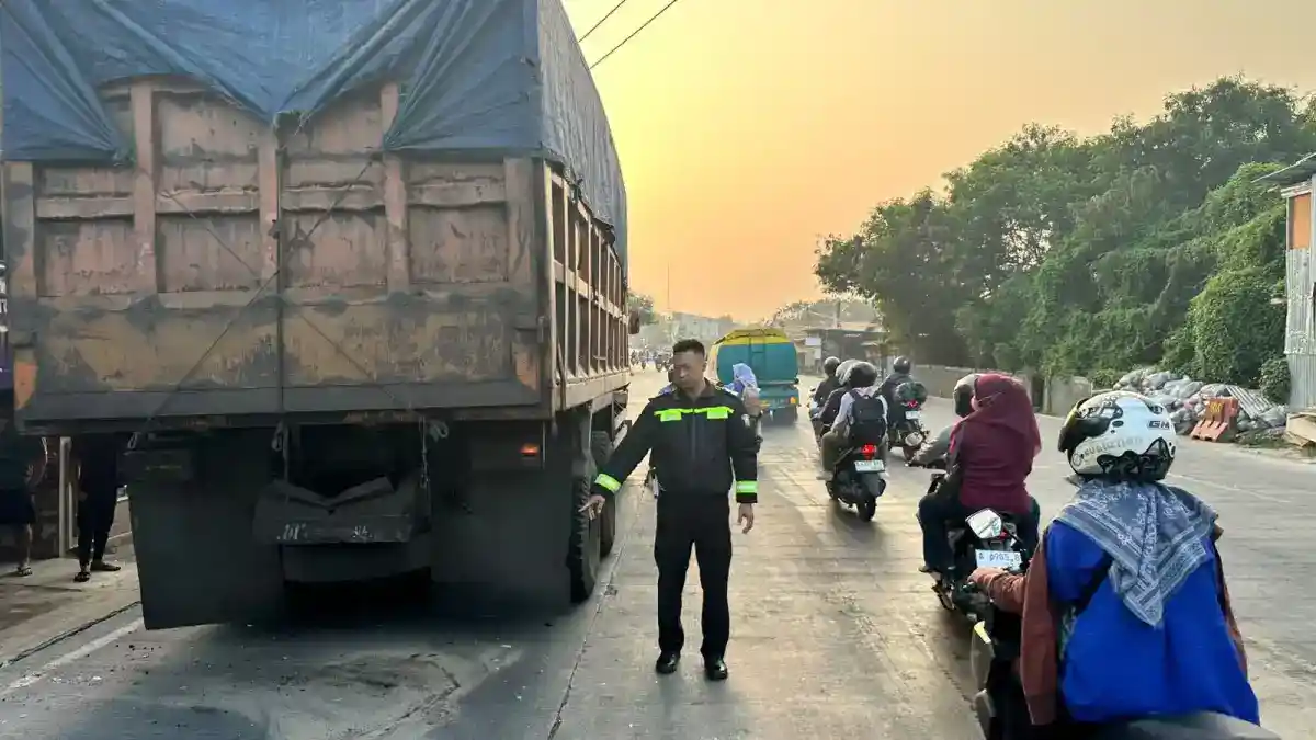 Pengendara Yamaha Mio Meninggal Setelah Menabrak Truk Parkir di Serang