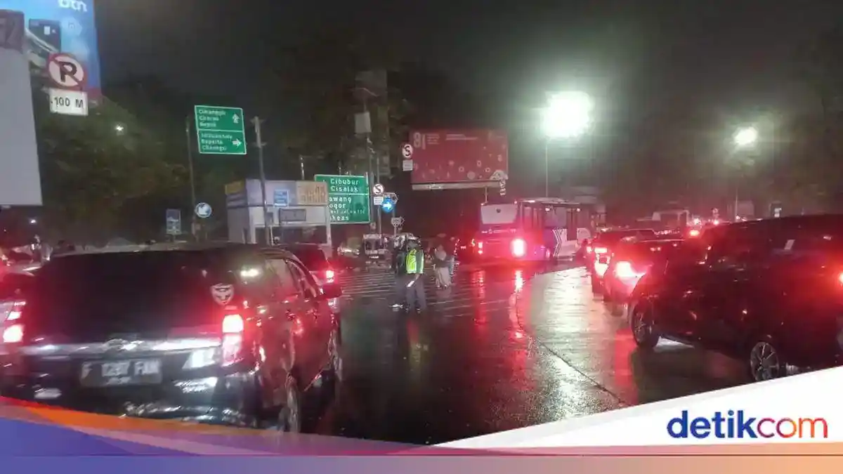 Hujan Diikuti Antrean Panjang Kendaraan di Cibubur