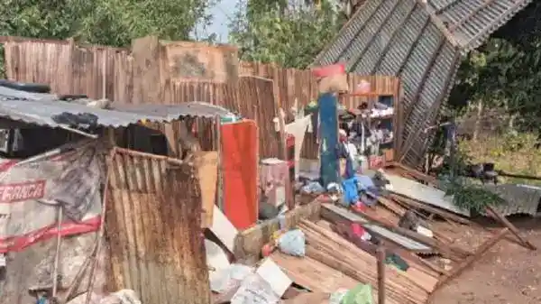Hujan dan Angin Kencang Rusak Atap Rumah Warga di Maubeli