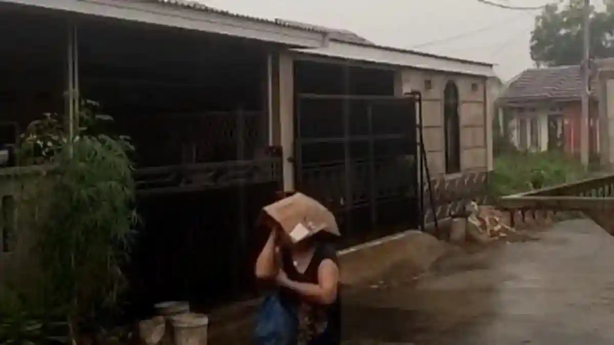 Hujan Pertama Setelah Kemarau Panjang Sambut Warga Palembang