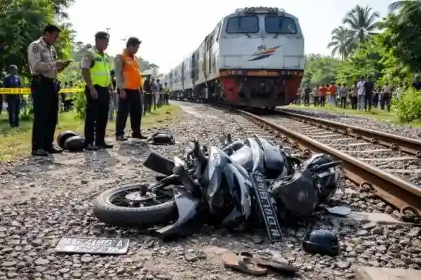 Pemotor Luka Berat Setelah Tertabrak KRL di Pelintasan Pasar Minggu