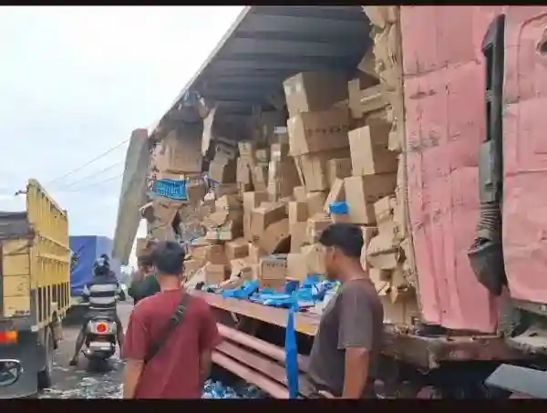 Tabrakan Bus dan Truk Obat di Labuhanbatu, Muatan Berserakan hingga Dijarah