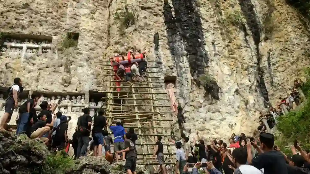 Karhutla di Toraja Utara Menjalar ke Liang Pongtimban, Puluhan Liang Batu Terbakar