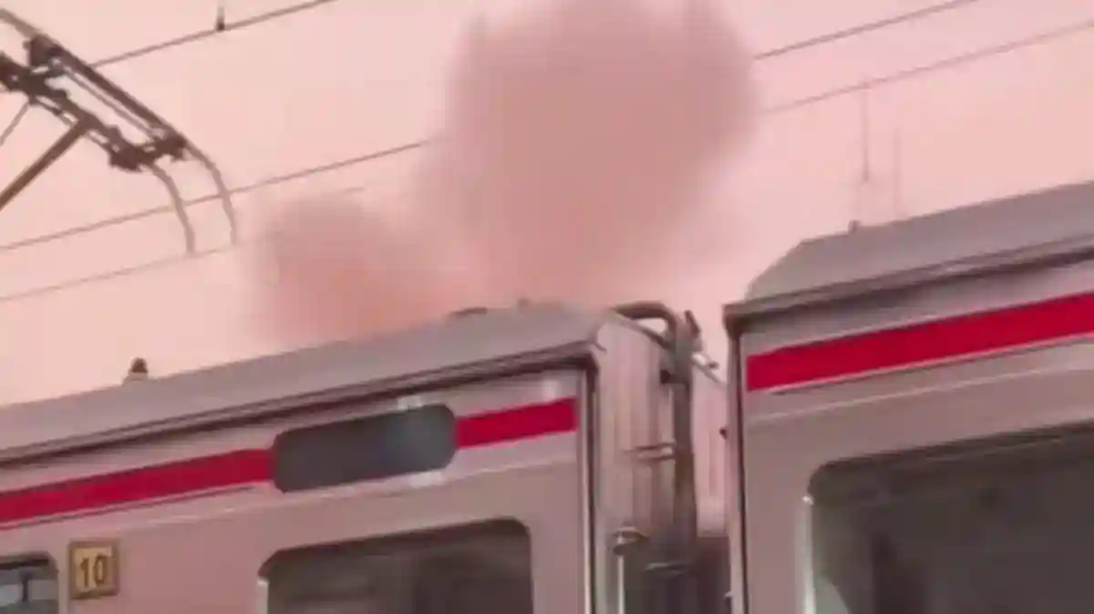 Asap dan Percikan dari Pantograf KRL di Jakarta Kota, Penumpang Dialihkan