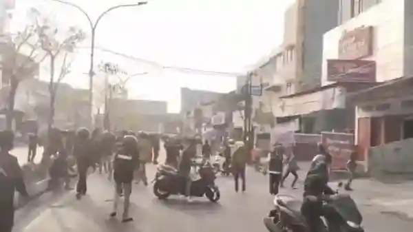 Bentrok Konvoi Pemotor dan Warga di Makassar, Dua Motor Terbakar