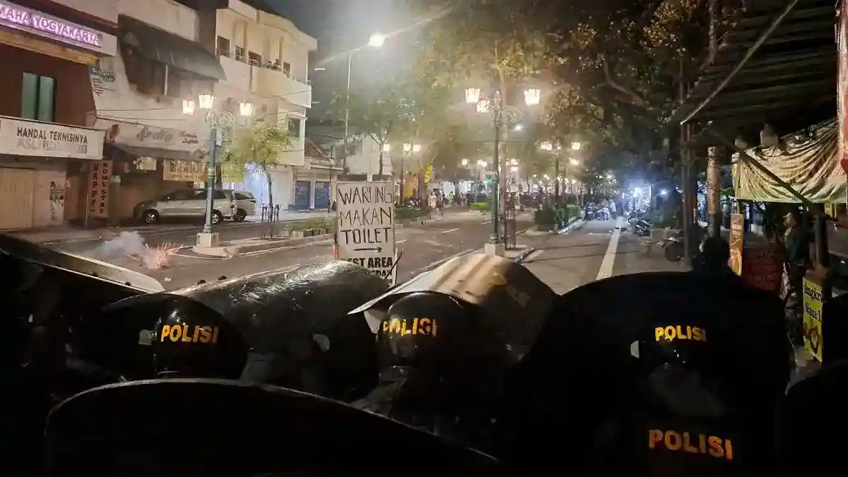Bentrok Demo di Yogyakarta Berlanjut hingga Dini Hari, Massa Bertahan di Sekitar Tugu