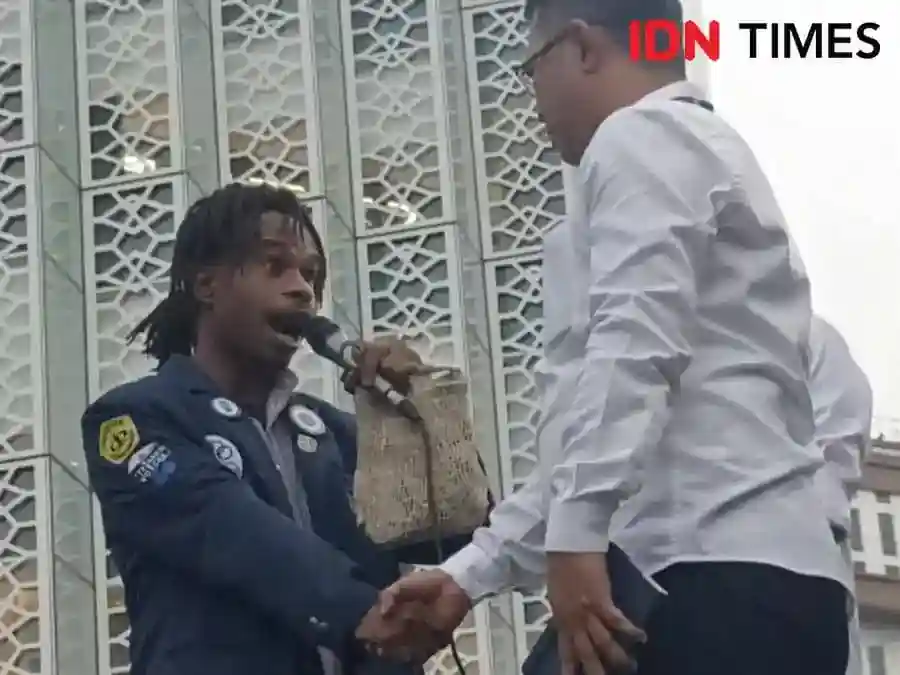 Noken Jadi Simbol Kehidupan dalam Tuntutan Mahasiswa Papua kepada Stafsus Mensesneg