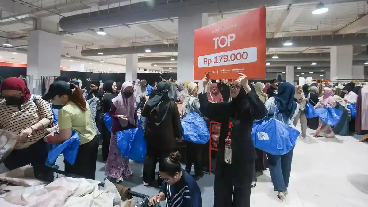 Ramai-Ramai Berburu Produk Diskon di Blok M Square