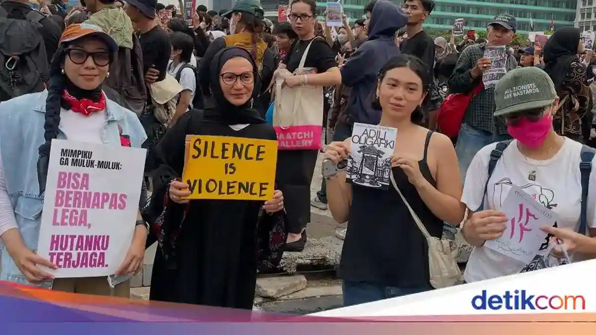 Shalima Hakim Turun ke Aksi di Bundaran HI, Soroti Karhutla