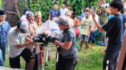 Tunjukkan Kepedulian, Babinsa Kodim 1505/Tidore Bantu Warga Angkat Jenazah